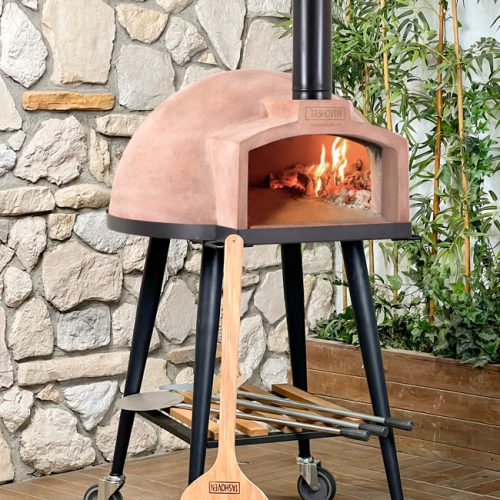 TASHOVEN PRO 75 Mini Taş Fırın, bahçede pizza pişiren insanlar