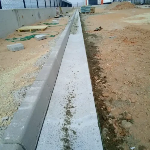 50x20x10 Beton Bordür Taşı, kaldırımlar, araba yolları ve bahçeler için idealdir.