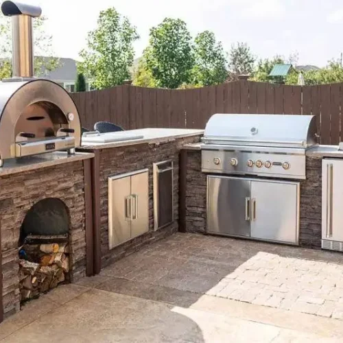 Coyote Outdoor Living Dış Mekan Mutfak Seti, paslanmaz çelikten üretilmiş ızgara, pizza fırını ve barbeküye sahiptir.