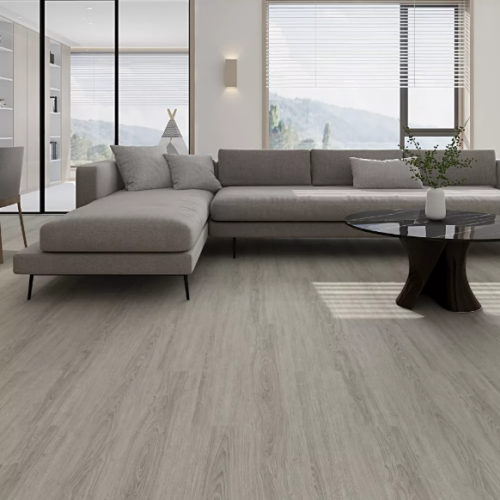 Açık gri ahşap desenli Eko-Luxe LVT zemin kaplama ile döşenmiş modern bir salon.