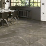 Gri tonlarında mermer desenli porselen karo ile döşenmiş şık bir yemek odası.