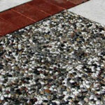 Terrazo karo süpürgelik pozunun yakın çekimi.