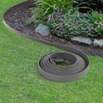 10 metre uzunluğunda, antrasit gri renkli esnek bahçe bordürü ve 30 sabitleme kazığı.