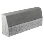 Kalın gri beton bahçe bordürü, 50x20x10 cm boyutlarında.