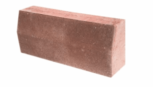 Kırmızı beton bahçe bordürü, 50x20 cm boyutlarında.