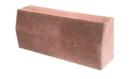 Kırmızı beton bahçe bordürü, 50x20 cm boyutlarında.