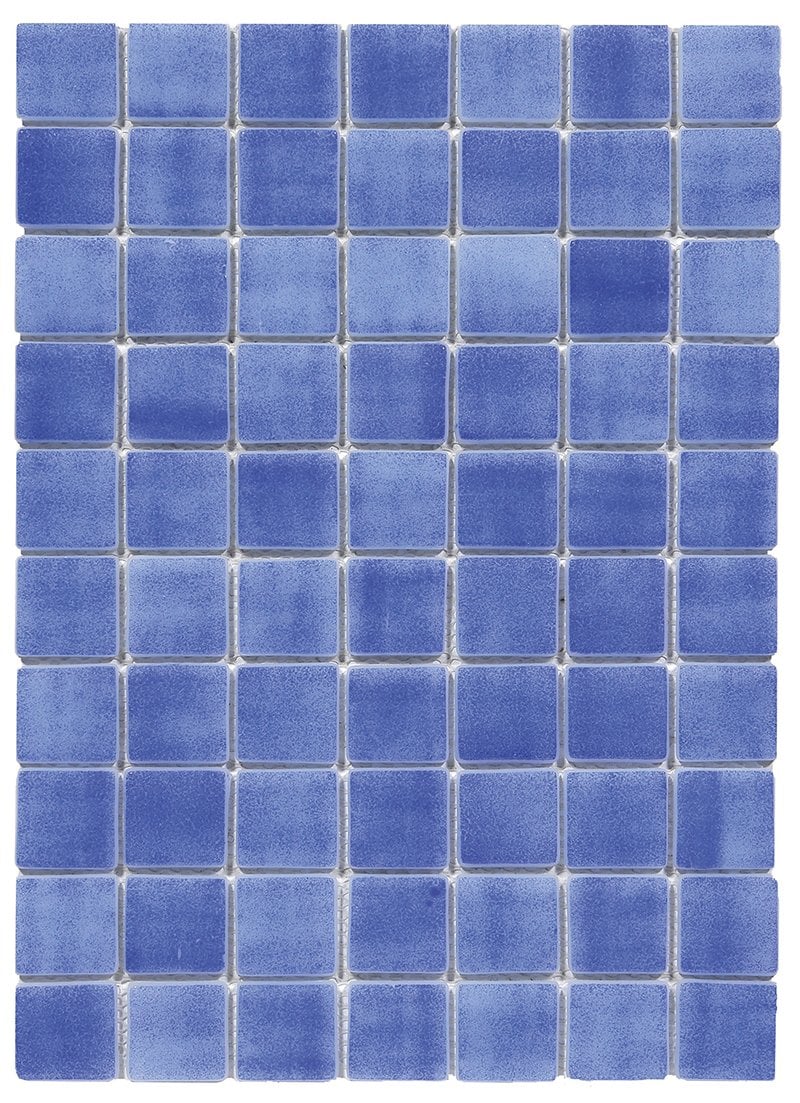 Yüksek kaliteli, %100 camdan üretilmiş 40x40 mm ebatlarında parlak mavi renkli cam mozaik. Fileli yapısı sayesinde kolay uygulama imkanı sunar ve havuz, banyo, mutfak gibi alanlarda estetik ve dayanıklı bir yüzey oluşturur. Mavi cam mozaik fayans, havuz mozaik, 40x40 cm, parlak mavi
