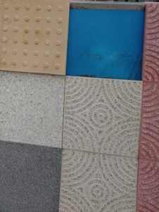 Ankara'da farklı desenlerde ve renklerde döşenmiş karo taşı zemin örneği.