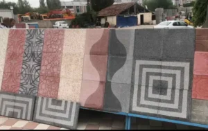 Ankara'da farklı desenlerde ve renklerde sergilenen karo taşı modelleri.