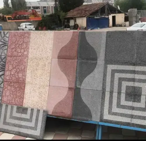 Ankara'da farklı desenlerde ve renklerde sergilenen karo taşı modelleri.