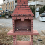 Kırmızı tuğla desenli hafif beton Atlas Barbekü, dış mekan kullanımı için.