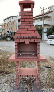Kırmızı tuğla desenli hafif beton Atlas Barbekü, dış mekan kullanımı için.