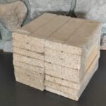 Bir pakette 16 adet, bej renkli POLEN STONE ateş tuğlaları, şömine ve barbekü yapımı için.