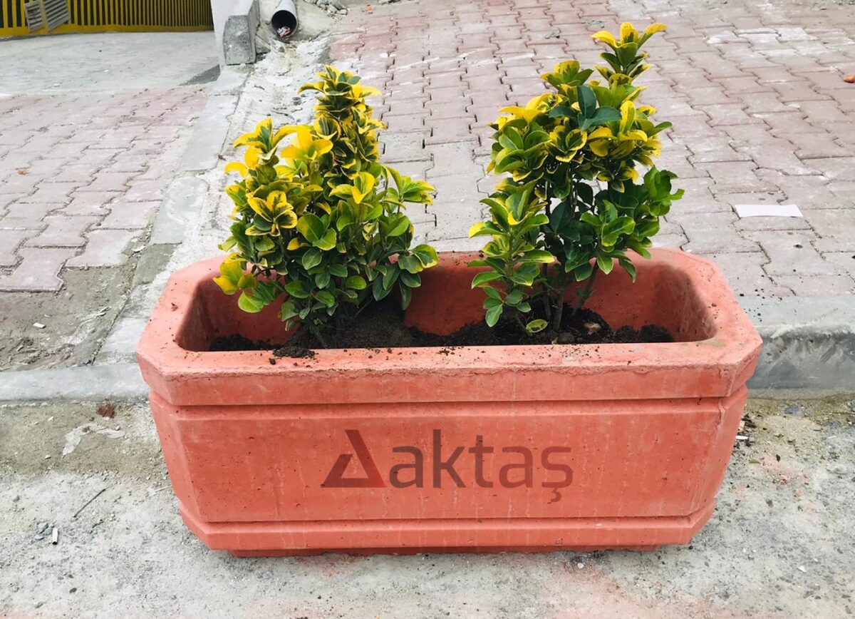 Aktaş Dikdörtgen Beton Saksı (80x30x40 cm) – Canlı Kırmızı Renk