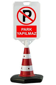 Zemininde siyah taban ve gövdesinde kırmızı-beyaz çizgiler bulunan, üstünde kırmızı bir daire içinde "P" harfi ve altında "Park Yapılmaz" yazısı olan beyaz levhalı plastik duba.
