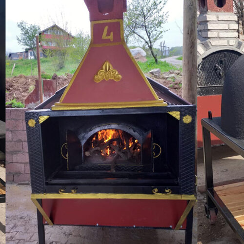 Üç farklı modelde (siyah, kahverengi ve kırmızı) metal kasa üzerinde tekerlekli seyyar taş fırınlar ve baca sistemi.