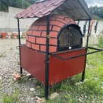 Kiremit çatısı ve metal iskeleti olan, tuğla kaplı seyyar taş fırın.