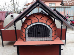 Kiremit çatılı, modern sıvalı, barbekülü gibi çeşitli tasarımlarda, tekerlekli ayaklar üzerinde duran seyyar taş fırın modelleri.