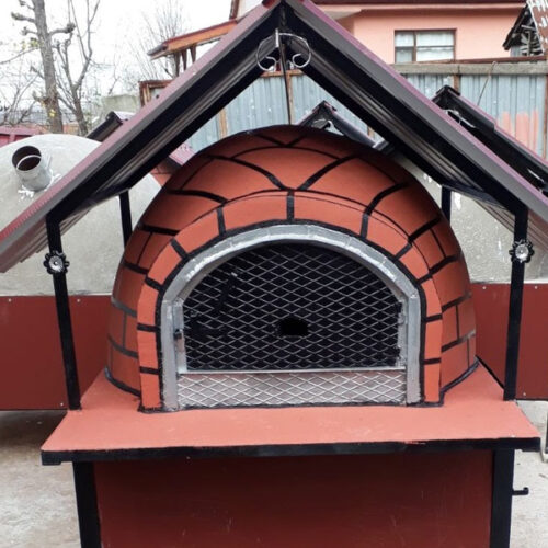 Kiremit çatılı, modern sıvalı, barbekülü gibi çeşitli tasarımlarda, tekerlekli ayaklar üzerinde duran seyyar taş fırın modelleri.