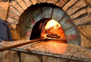 Usta Enes tarafından inşa edilmiş, tuğla kemerli, odun ateşi yanan geleneksel bir taş fırın veya kara fırın görseli.