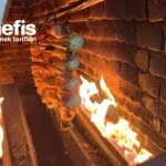 Odun ateşiyle ısıtılan bir taş fırın içinde, askılara asılarak pişirilen büyük et (tandır veya kuzu) parçaları.