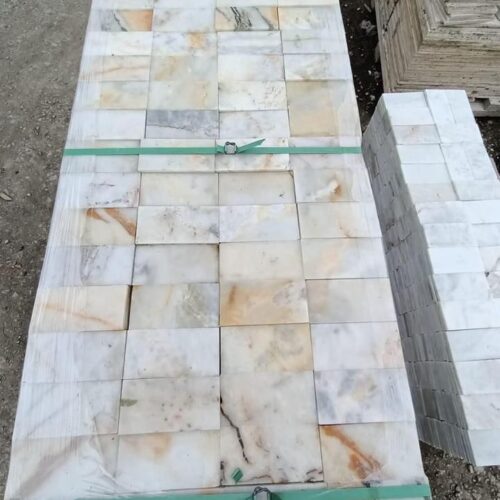 Altın sarısı damarlı beyaz mermer 5x15 cm filesiz duvar kaplama taşı.