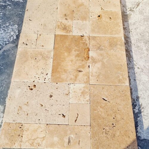 Dış mekan zemin kaplaması için bej renkli eskitme traverten french pattern set.