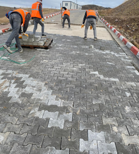 İstanbul'da profesyonel ekip tarafından döşenen antrasit ve gri kilitli parke taşı (aşık taşı) yol çalışması.