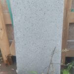 30x60x2,2 cm boyutlarında küçük agregalı antrasit renkli terrazo karo zemin kaplama.