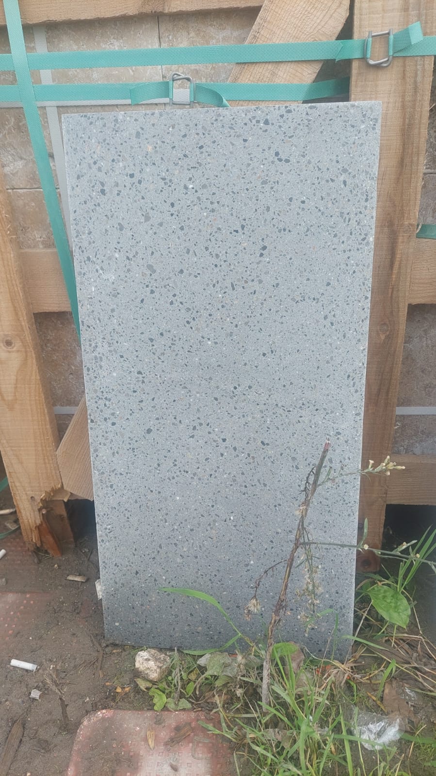 30x60x2,2 cm boyutlarında küçük agregalı antrasit renkli terrazo karo zemin kaplama.